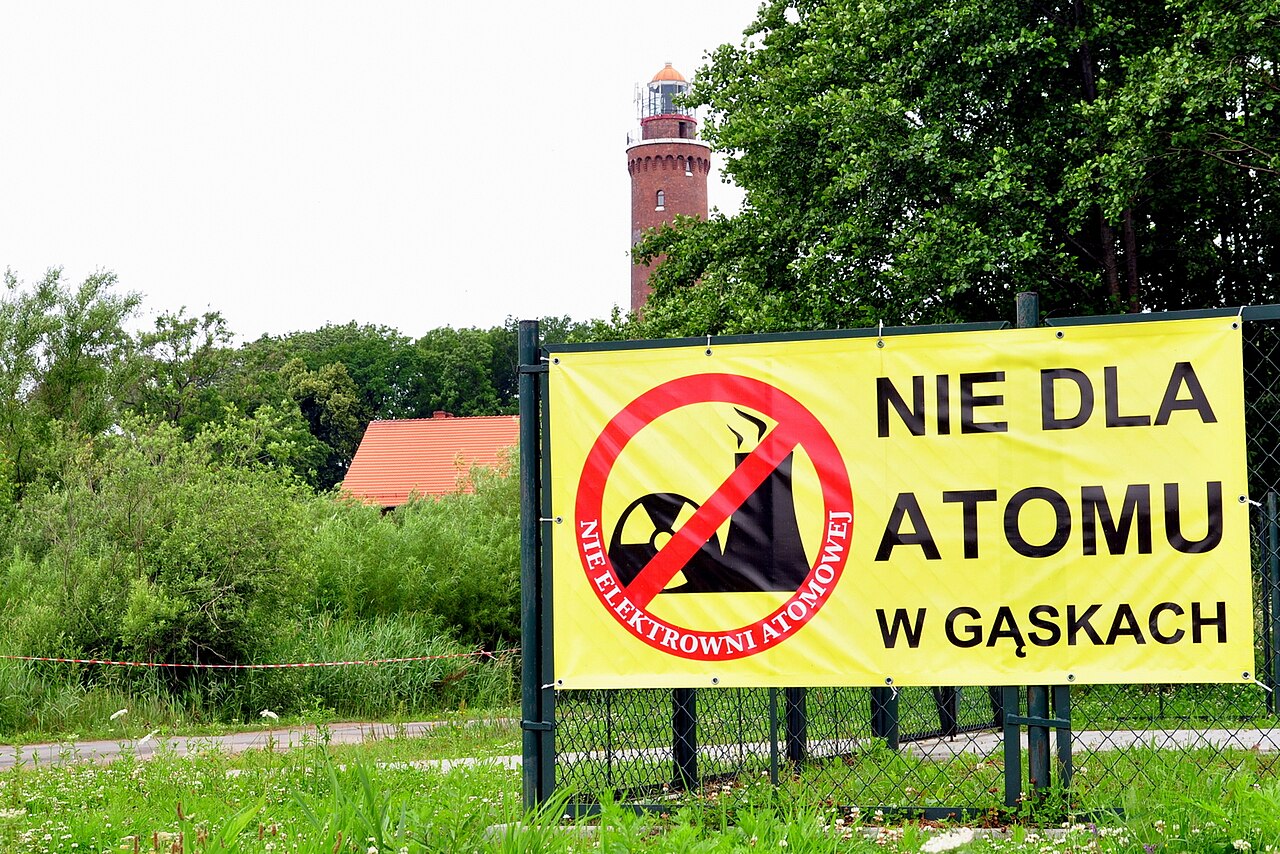 Latarnia morska Gąski — czerwona ceglana wieża o wysokości 49,8 m